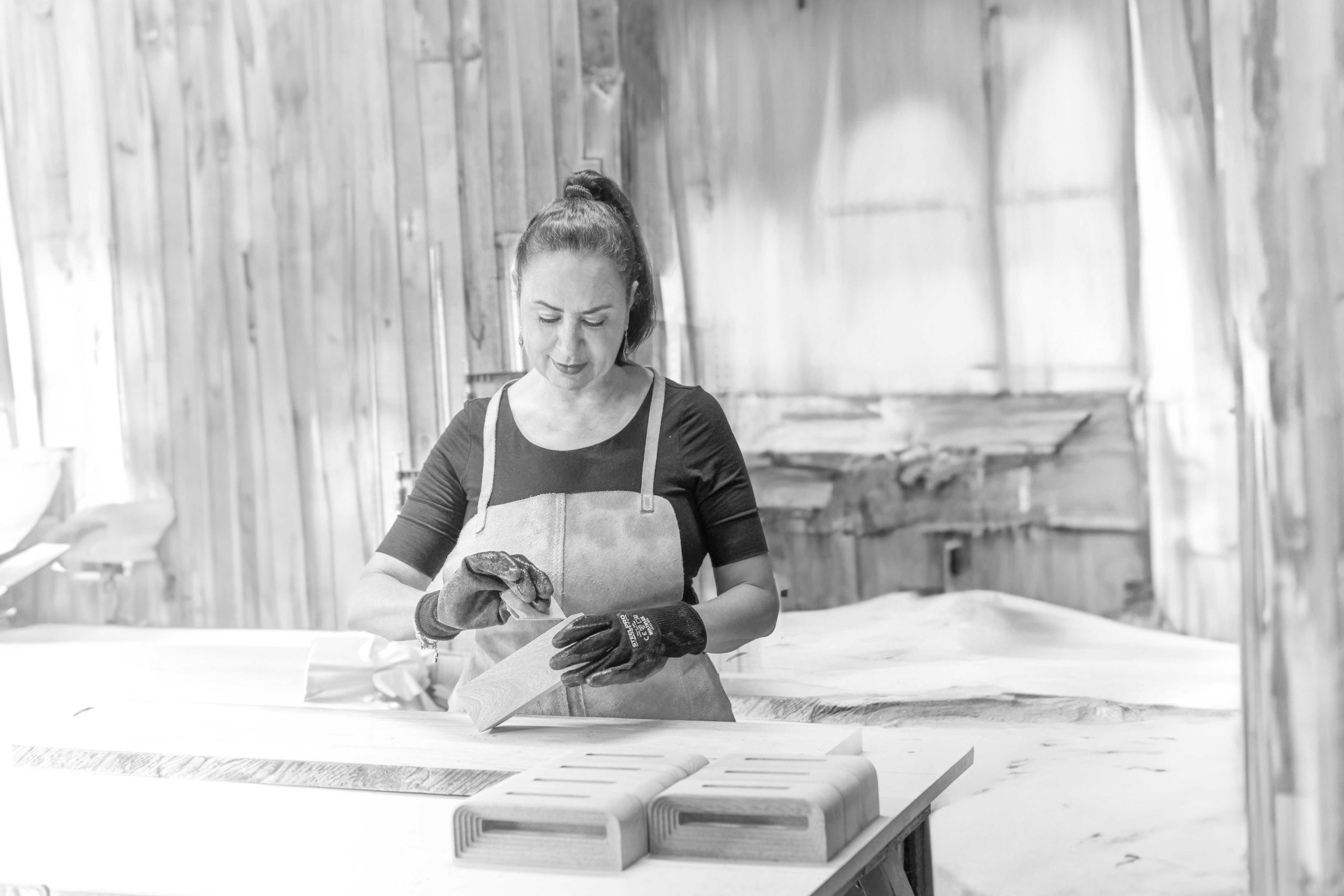 Marla Alvarez trabajando la madera a mano